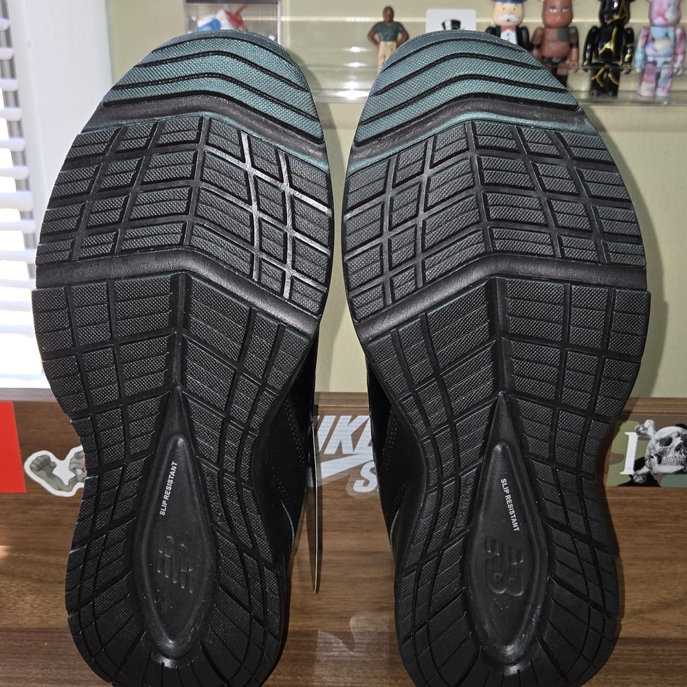 New Balance Men's Black Slip Resistant Shoes - Picture 7 of 7